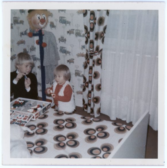 Photo souvenir d'enfance en couleur, deux enfants jouant avec des LEGO®